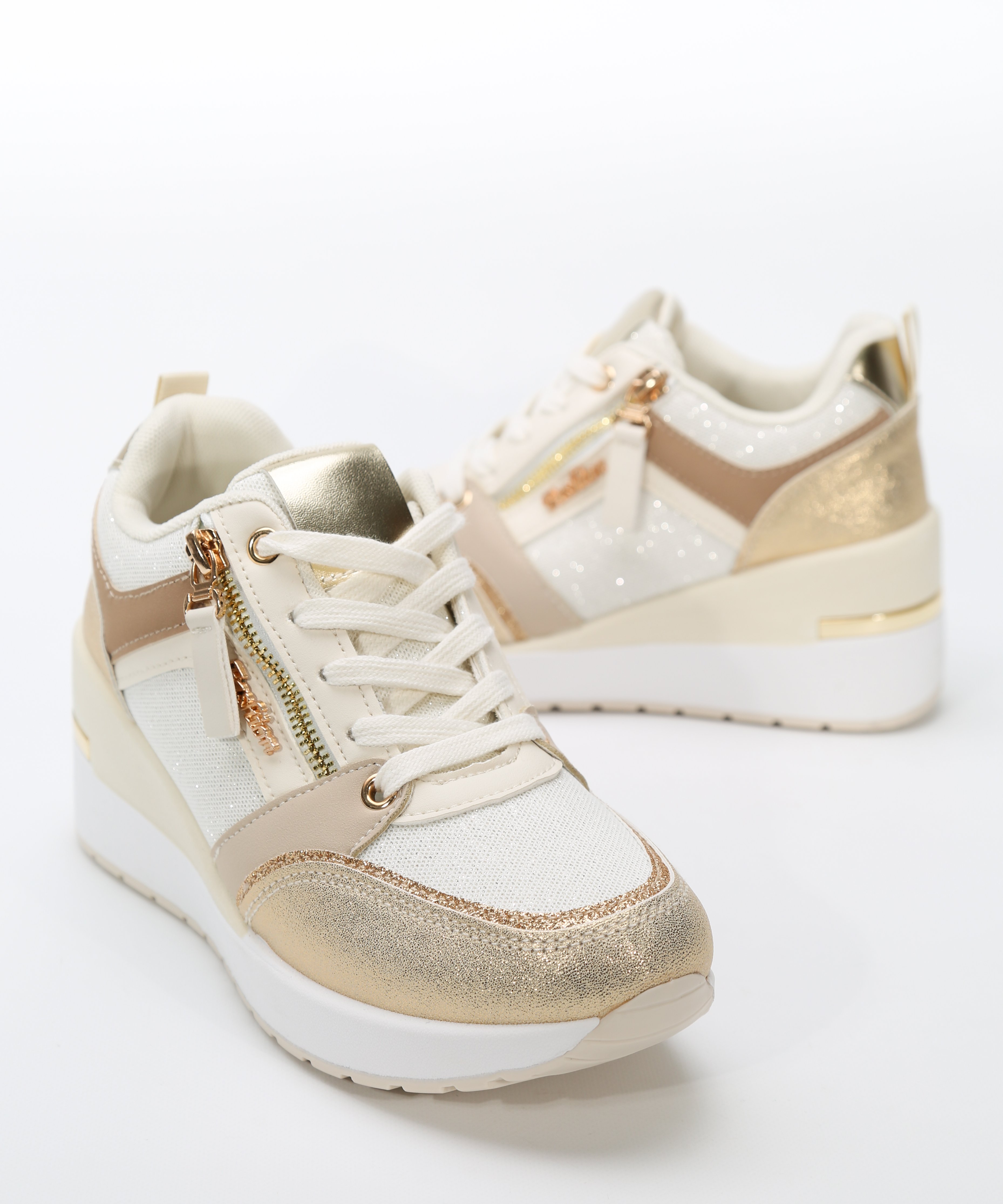 Sabrinas com cunha e fecho